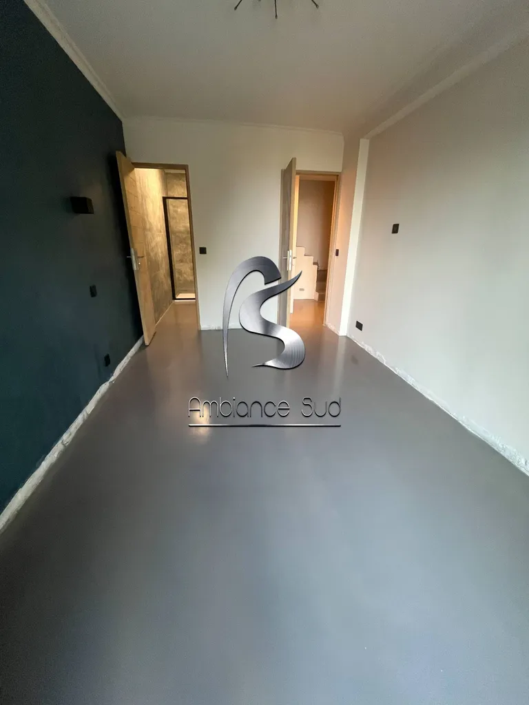 Rénovation des sols de plusieurs chambres dans une maison avec notre résine minérale effet béton ciré coulé à Juan-les-Pins près de Cannes dans le 06