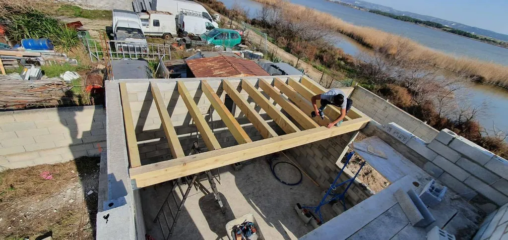 Création d’un petit studio avec mezzanine et charpente traditionnelle à Istres
