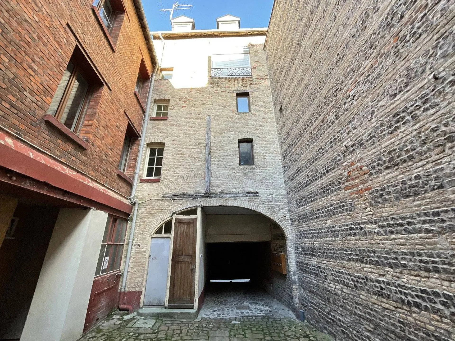 Vends lumineux et charmant appartement au dernier étage offrant une vue sur les toits