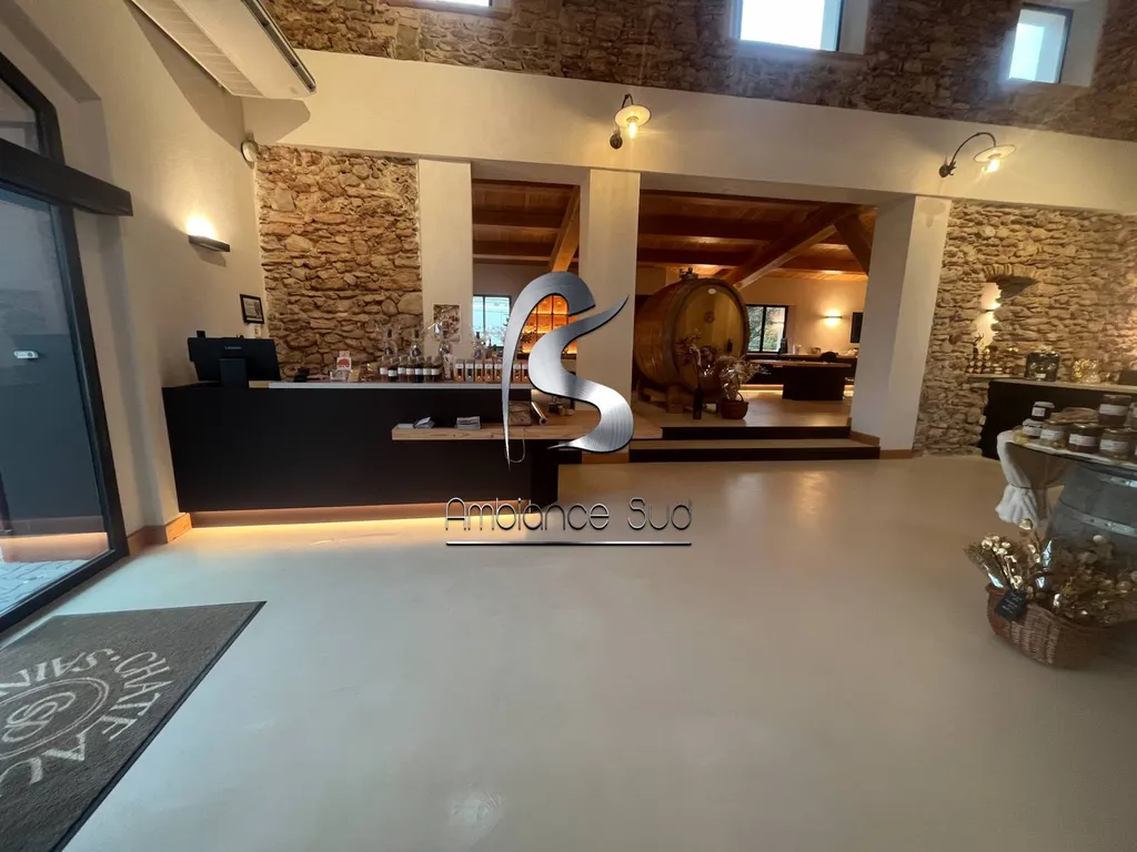 Pose de notre résine effet béton ciré pour le sol d’entrée d’une cave à vin aux Arcs à côté de Fréjus