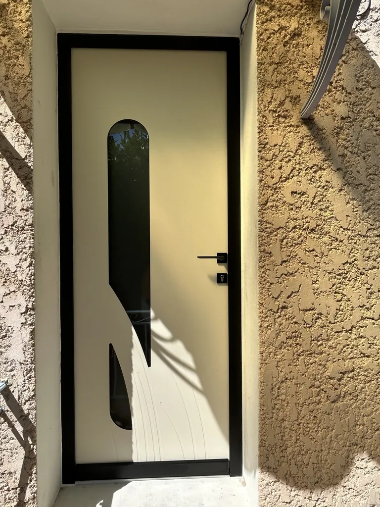 Remplacement de porte d’entrée en aluminium à Céreste (Luberon) : sécurité, performance et esthétisme réunis