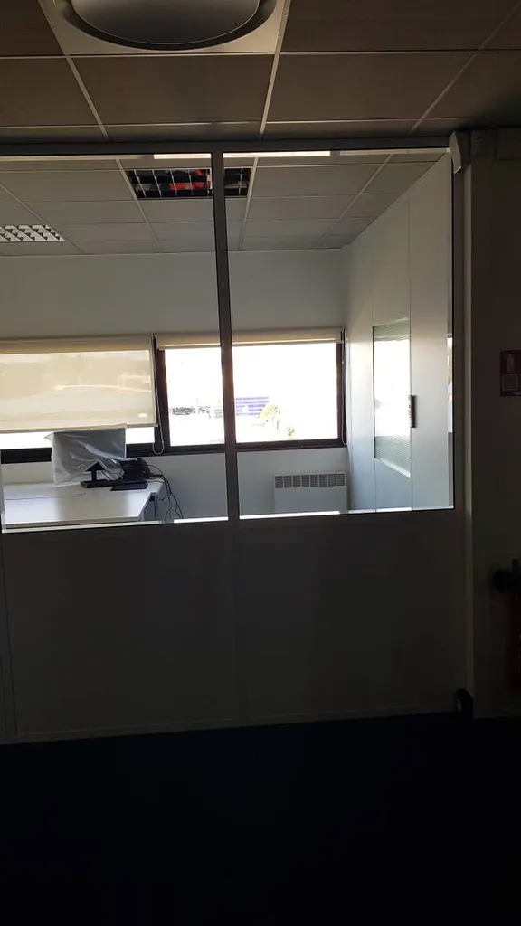Pose de cloisons semi-vitrées modulaires à Marseille