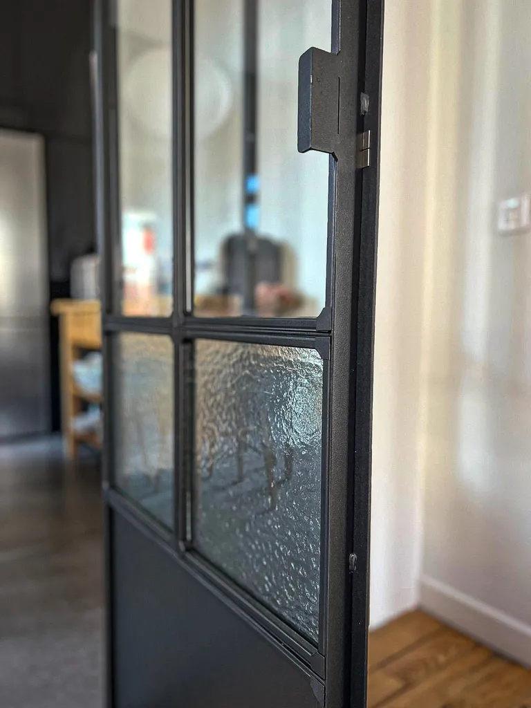 Création d'une verrière sur mesure pour un appartement au style éclectique au cœur de Touloue
