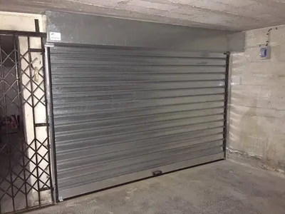 Porte de garage en acier à Nice dans les Alpes Maritimes