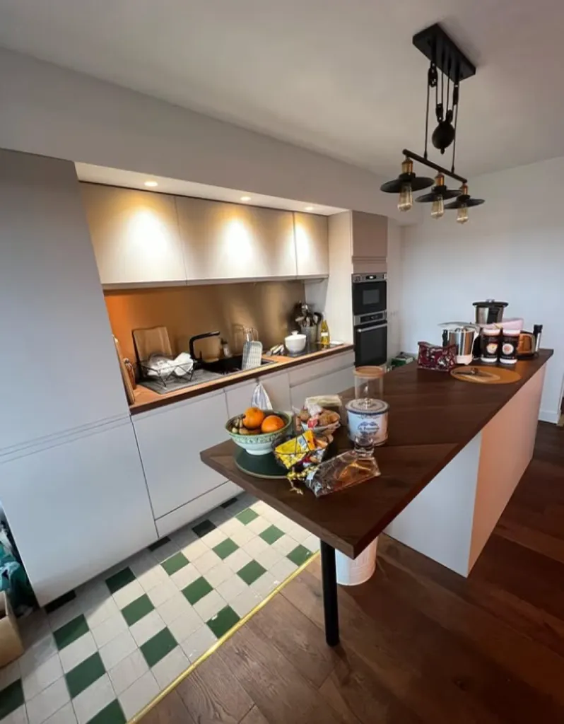 Rénovation d’une cuisine avec ratissage, bandes à joints, ponçage et mise en peinture à Bordeaux