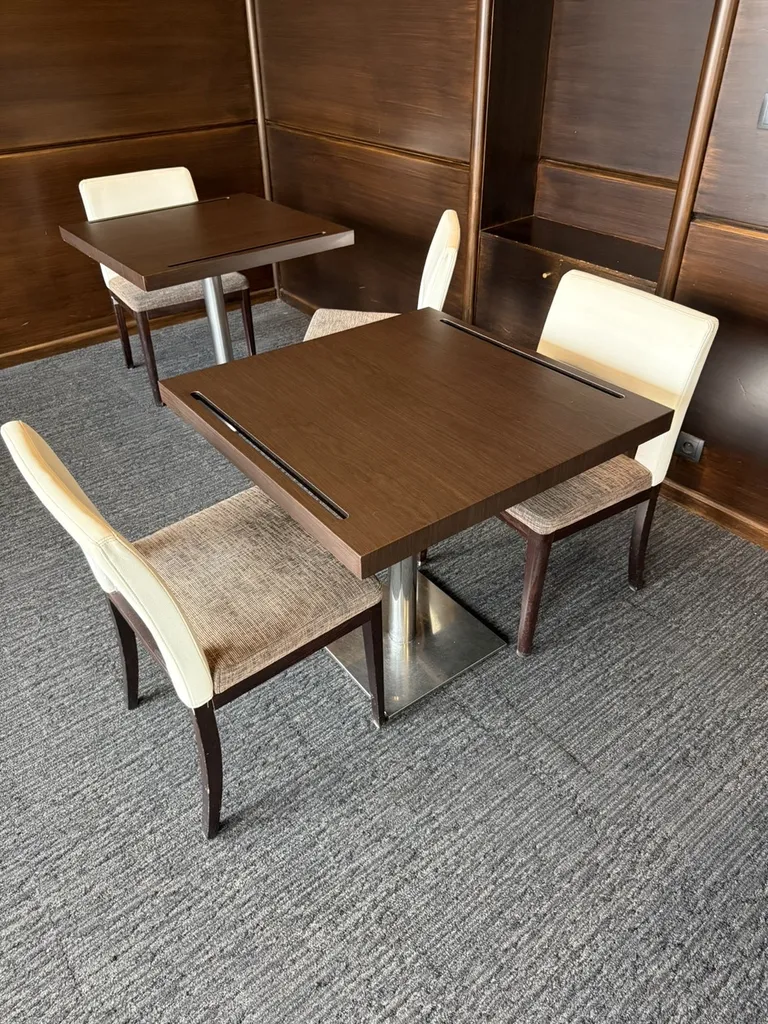 Zoom sur la finition : nous avons appliqué un adhésif haute résistance pour masquer les impacts et l'usure. Esthétique bois et entretien facile garantis.