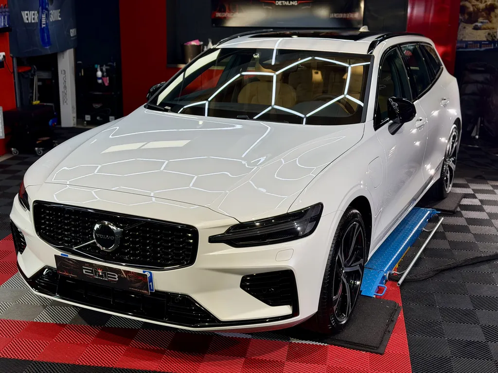 Rénovation carrosserie et traitement céramique Volvo V60 à Brindas près de Lyon Ouest avec polissage professionnel haut de gamme