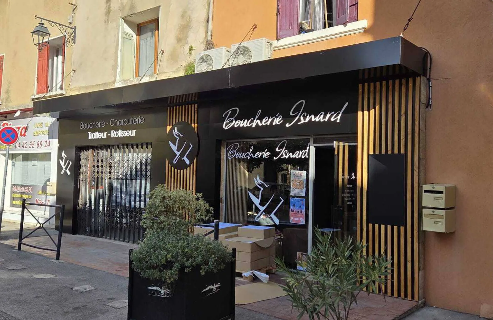 Fabrication et installation de la nouvelle devanture personnalisée pour la boucherie Isnard à St Chamas