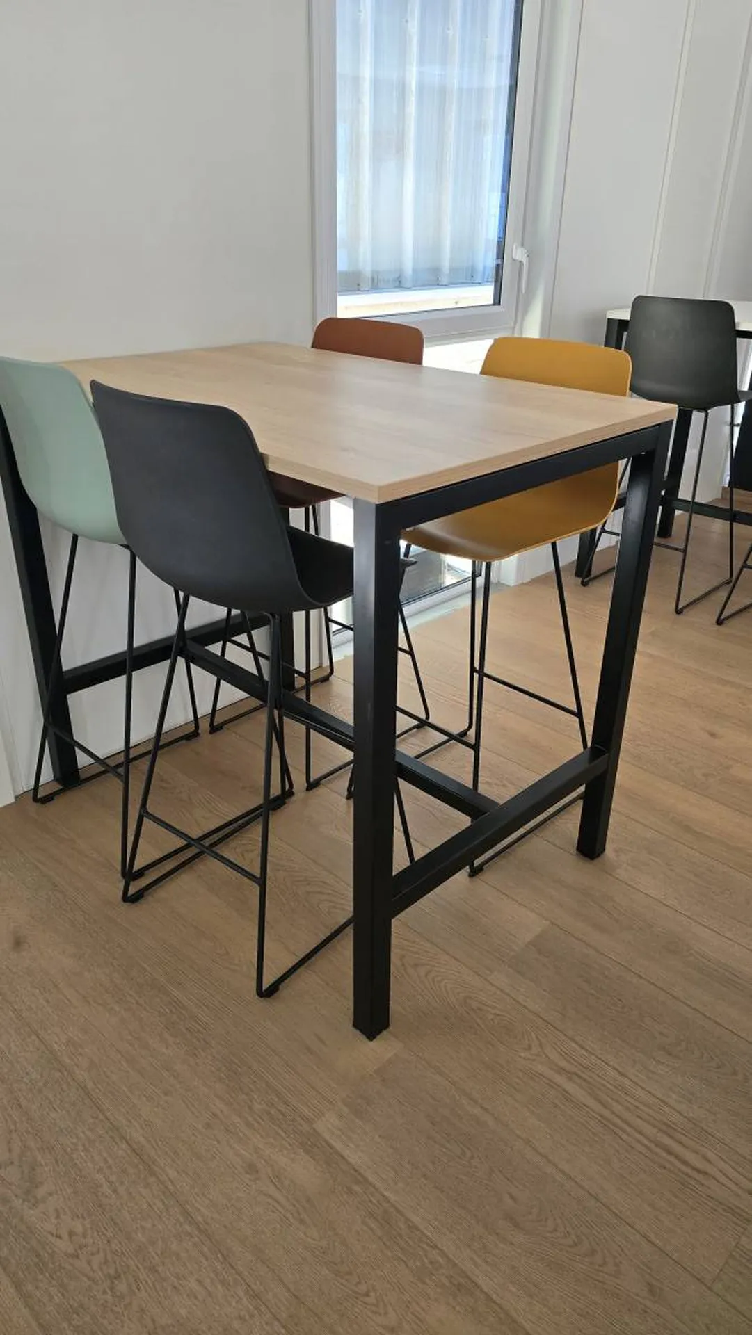 Table haute ASTROLITE avec tabourets de bar à Cabrières d'Avignon