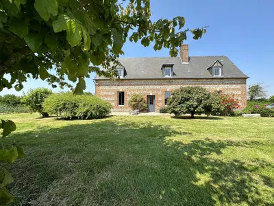 A vendre a 18 kms de Dieppe et de la mer maison en briques et silex du XVIIème siècle