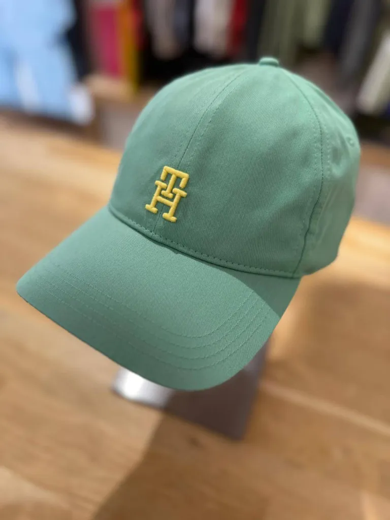 Casquette Tommy Hilfiger Monogramme TH : La Touche Finale Iconique Chez Urban Chic Dieppe