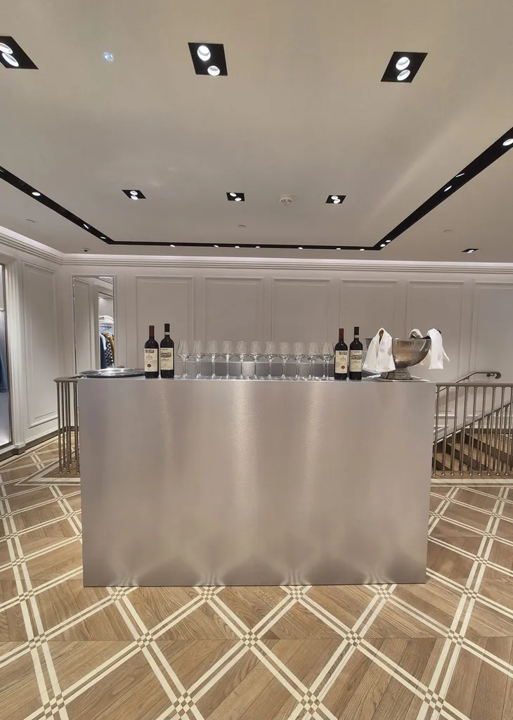 Inauguration boutique ou showroom de luxe avec soirée privée exclusive et accueil personnalisé pour clientèle VIP à Saint-Tropez