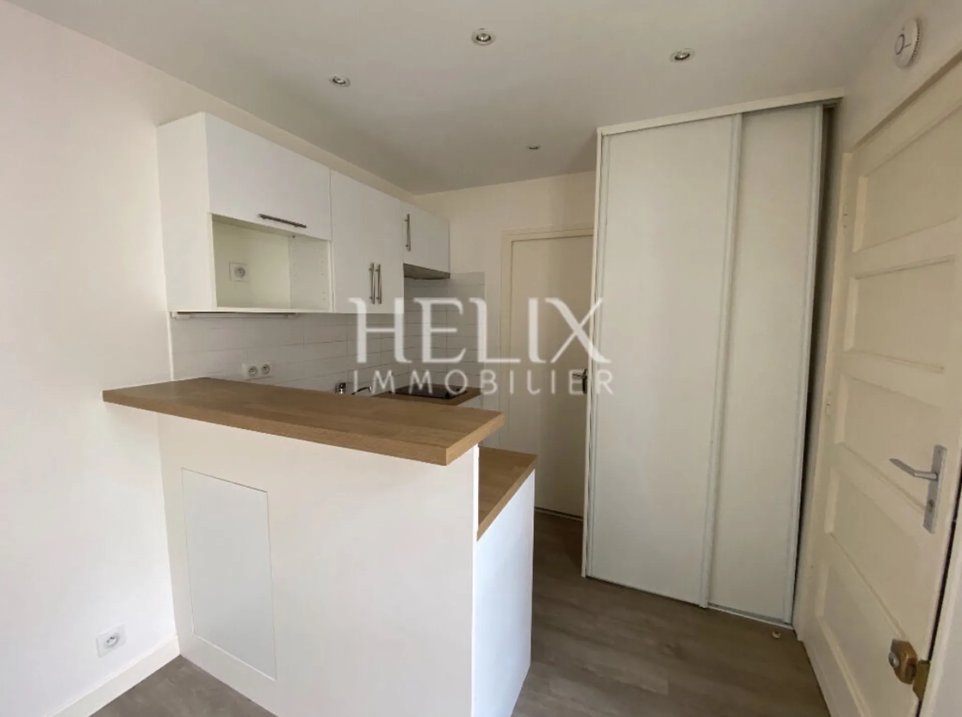 En exclusivité dans notre agence, location studio au calme en plein coeur du quartier historique de Saint Germain en Laye