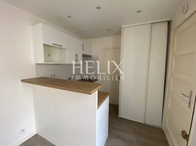 En exclusivité dans notre agence, location studio au calme en plein coeur du quartier historique de Saint Germain en Laye