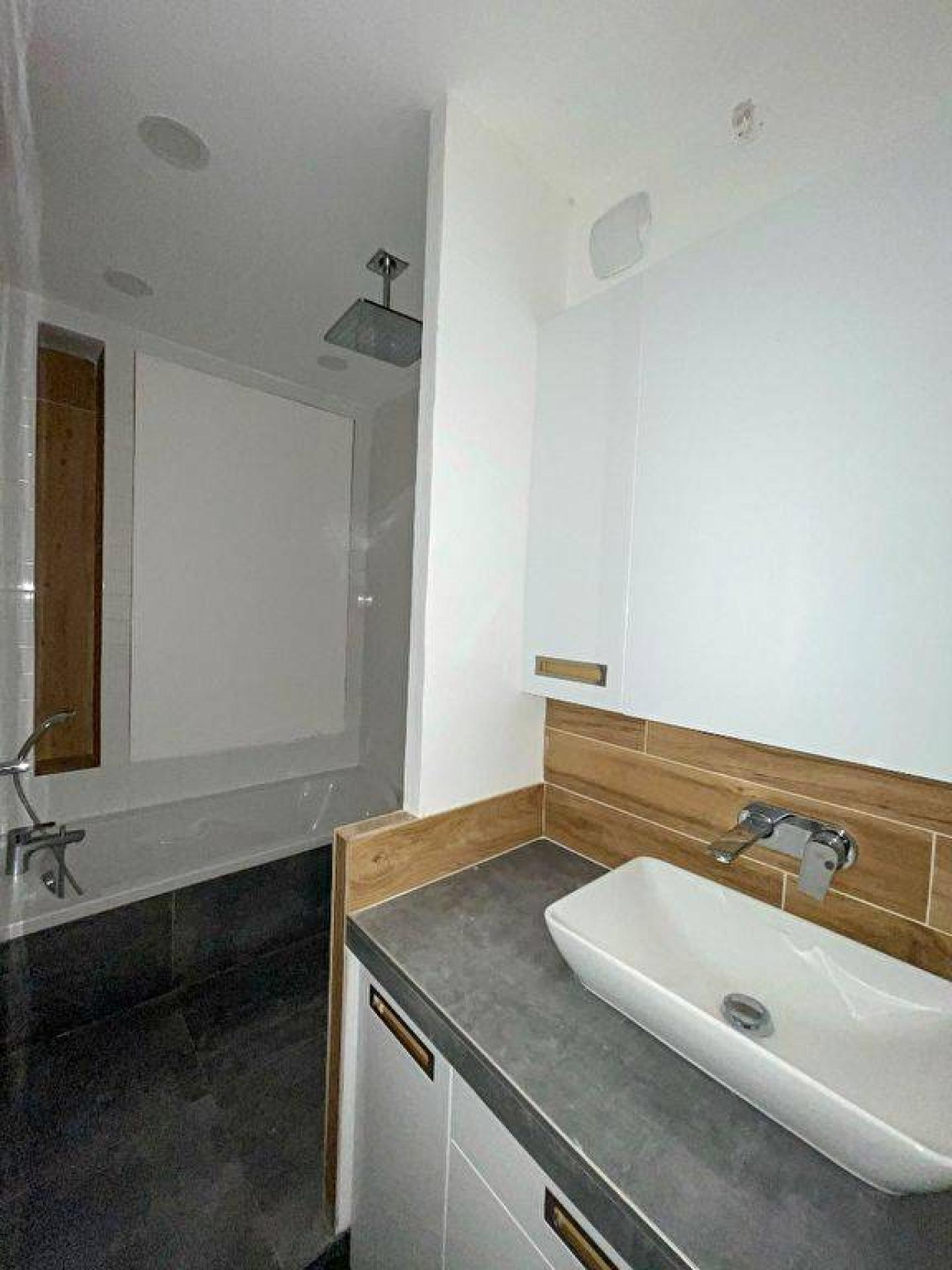 salle de bain avec baignoire et douche