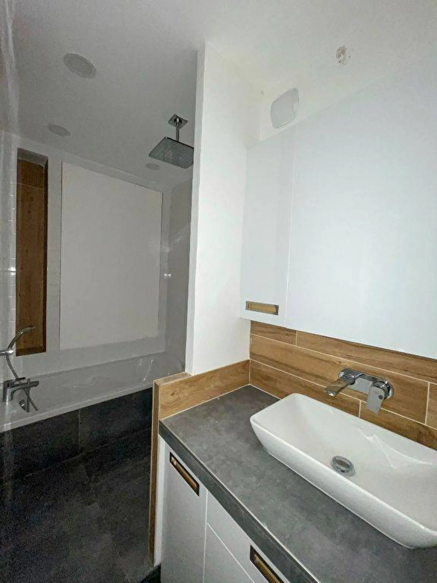 salle de bain avec baignoire et douche