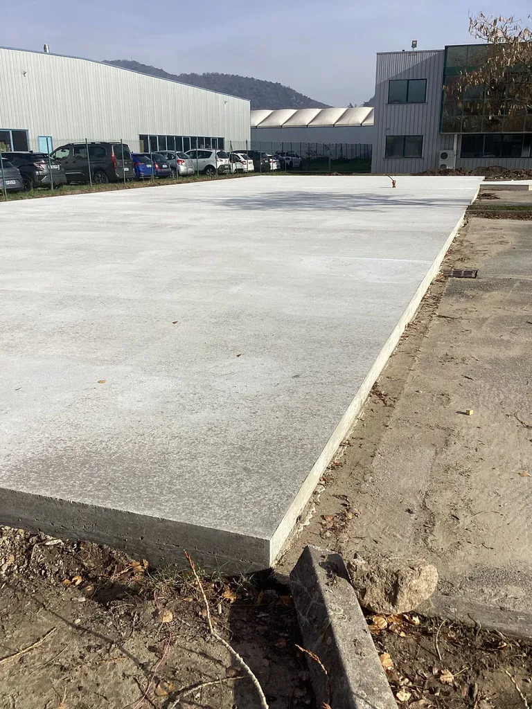 Création d’un radier et fondations spéciales pour bâtiments modulaires sur sol instable – Saint-Vallier (26)
