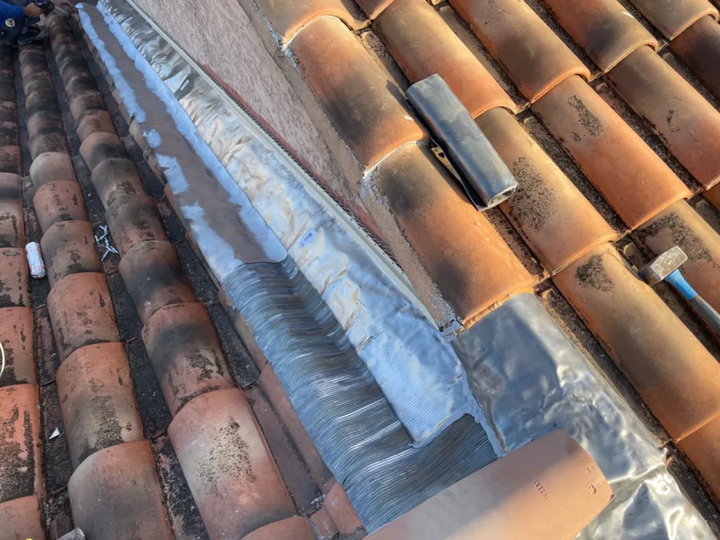 Nouveau changement de Solin en Plom d’une toiture de maison sur Marignane près de Martigues