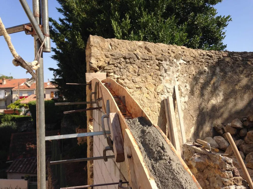 Rénovation d'un mur de soutènement à salon-de-Provence-Réalisation de l'arase en béton armé