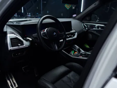 Chaque ligne de cette BMW XM est sublimée par un film de protection PPF XPEL, garantissant une protection optimale sans altérer son style.