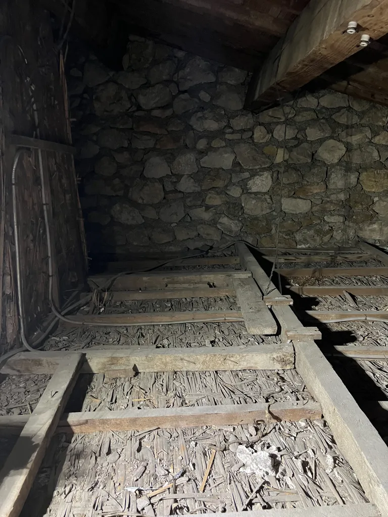 Isolation thermique des combles par laine minérale pour améliorer le confort et réduire les déperditions énergétiques à Marseille.