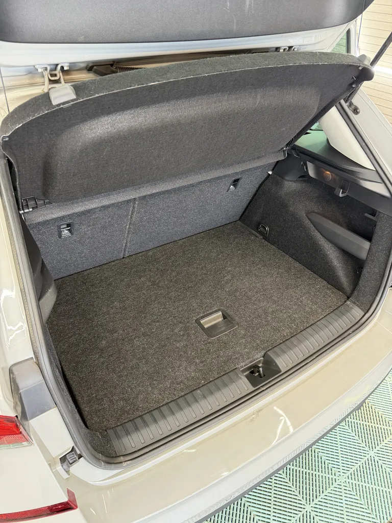 SKODA KAMIQ / CAR PLAY/ BOITE AUTO/ GRIS CRAIE / CAMERA DE RECUL / YOUNG EDITION