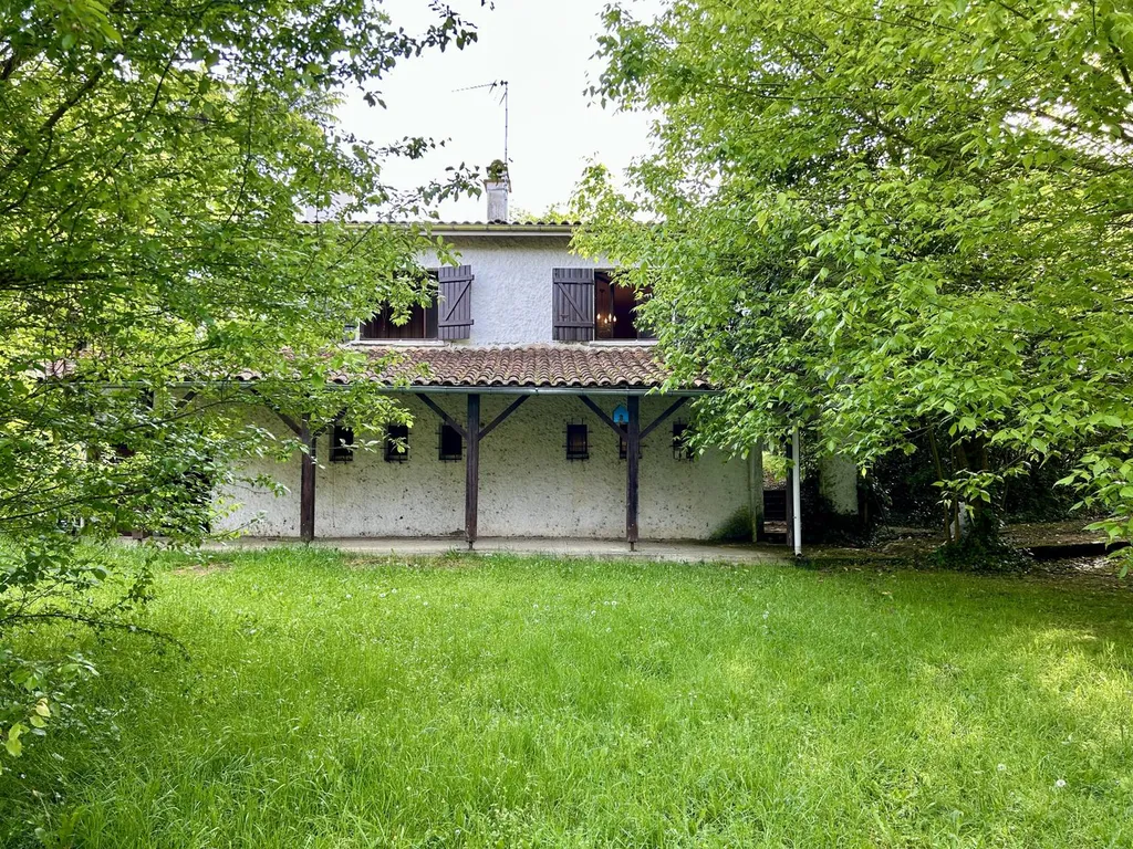 Acheter une maison 6 pièces à Latresne proche de Bordeaux d'environ 168 m²sur un terrain de 1 322 m²