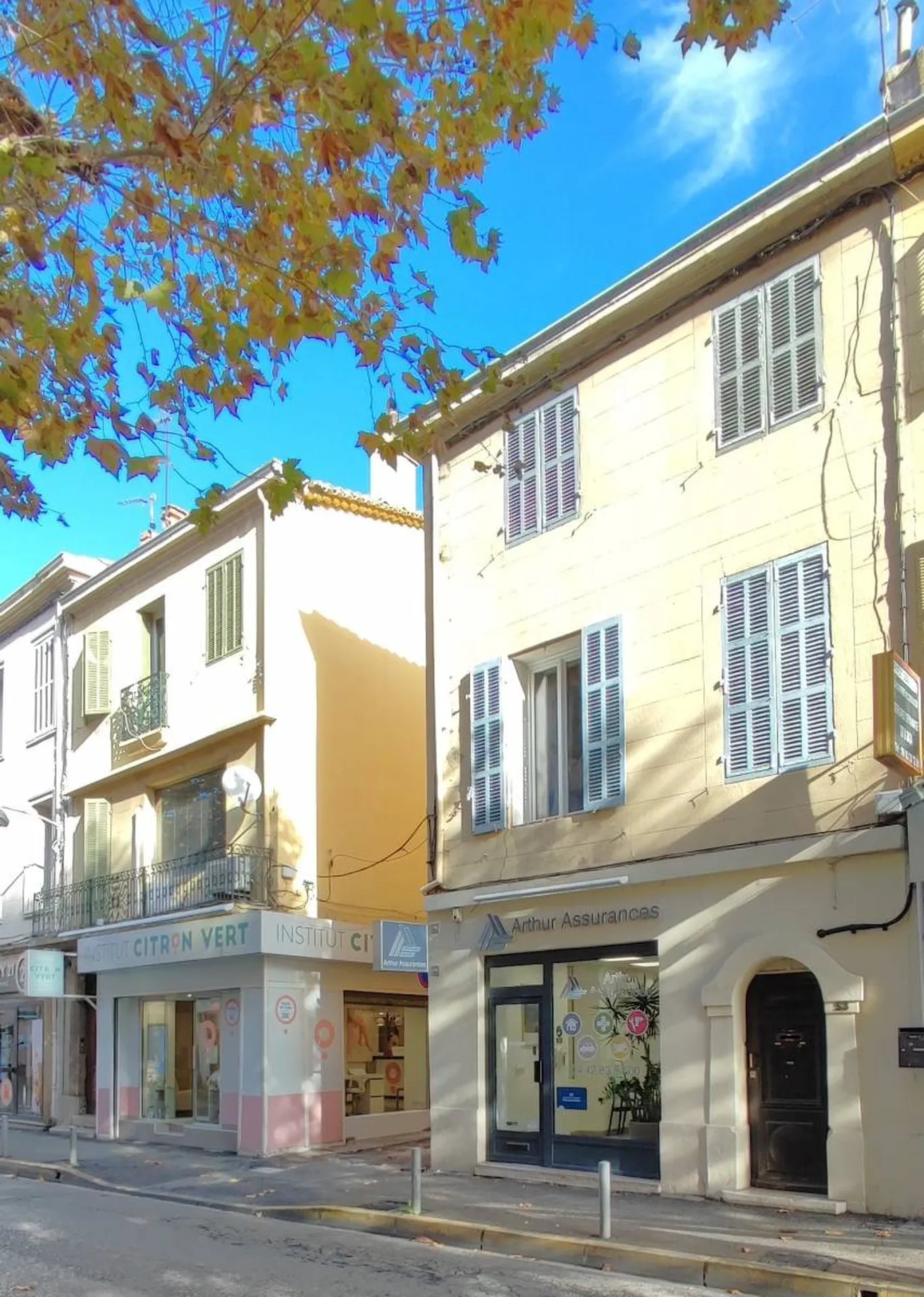 A  vendre immeuble Aubagne centre ville  composé d'un local et 4 appartements