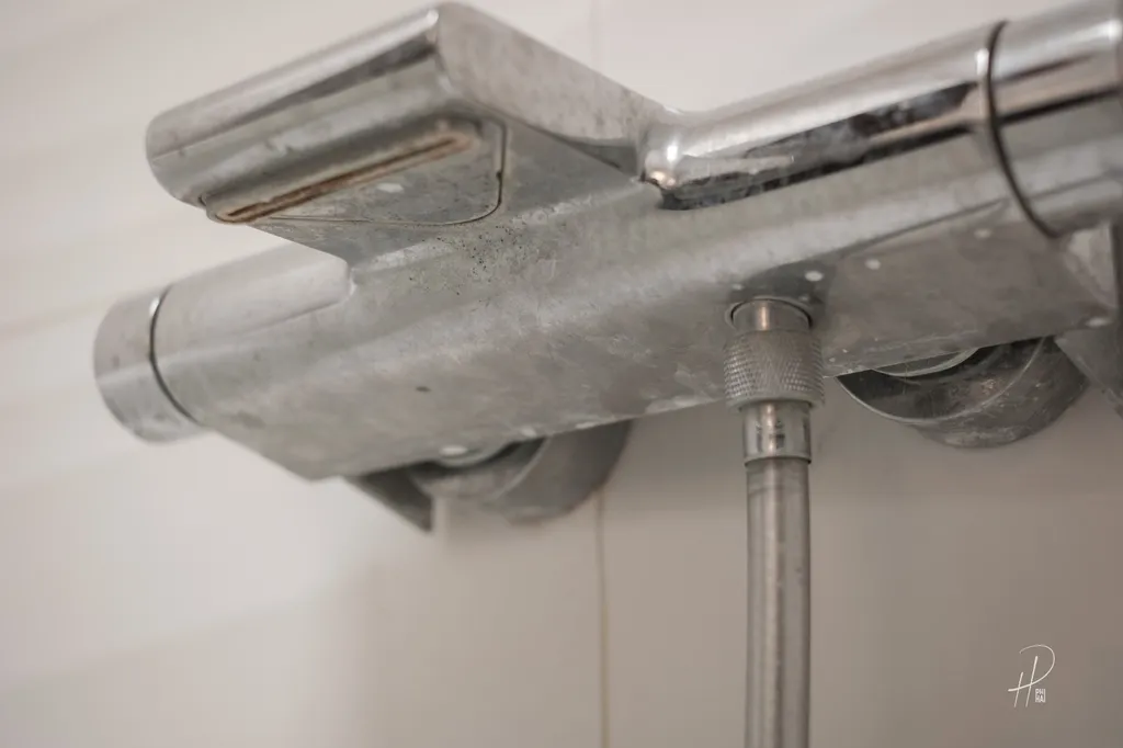 Robinet de salle de bain avec traces de calcaire avant nettoyage de sanitaires à Bordeaux