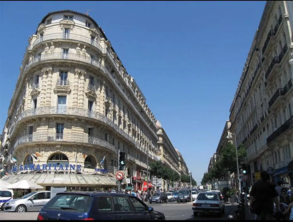 Location de minivans 9 places avec chauffeurs, circuits touristiques, visites guidées.