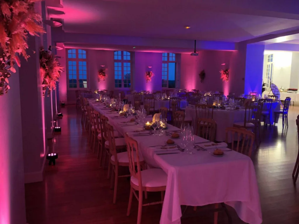 Mise en lumière d'une salle de réception pour mariage