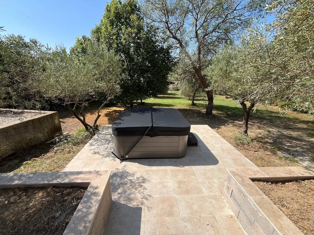 Spa rigide installé par MCR près de Vergèze