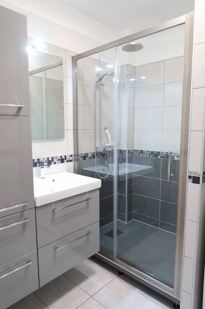 Appartement T3 Cassis dans petit immeuble au centre avec deux balcons et cave 