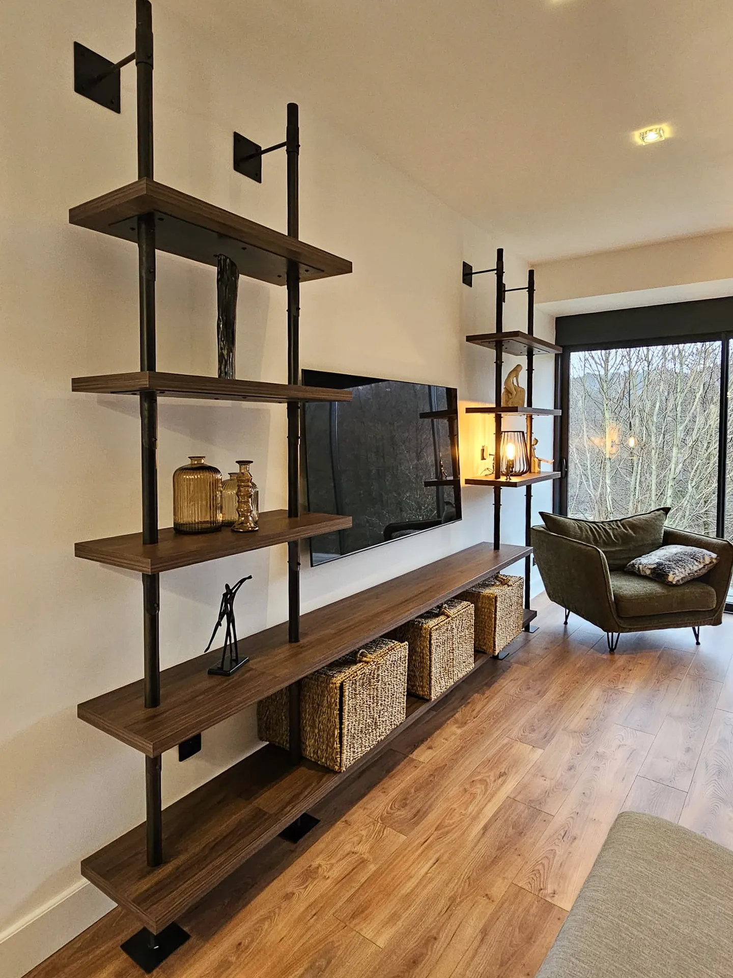 Meuble TV sur mesure Bois & Fer avec niche lumineuse, 8 étagères 38 mm, réalisé à Jaujac près d’Aubenas