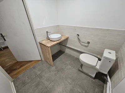 Aménagement salle de bain PMR et réhabilitation chambre, carrelage et peinture pour maintien à domicile personne âgée