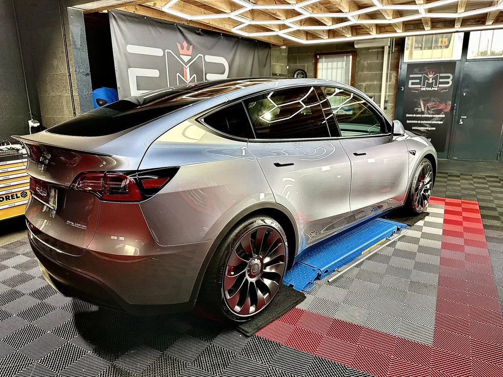 traitement céramique Lyon film de protection carrosserie PPF film plastique carrosserie Tesla model Y Lyon 