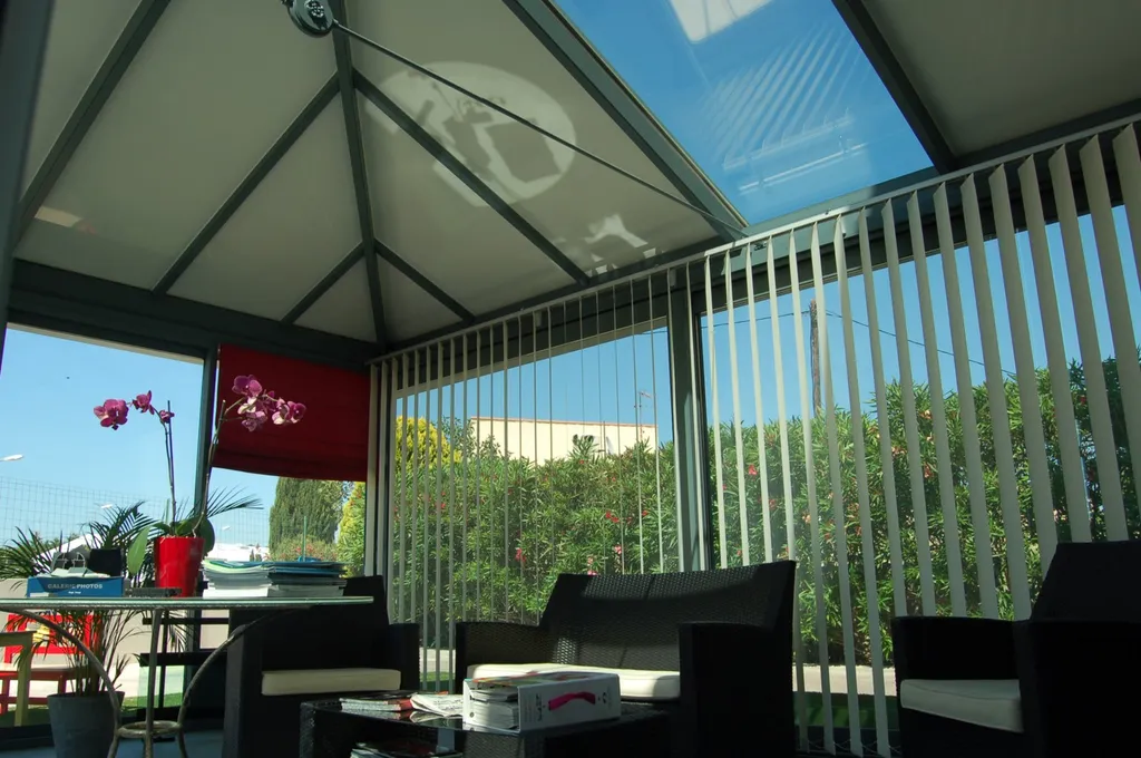 Véranda ou pièce a vivre avec toiture isolante et verre