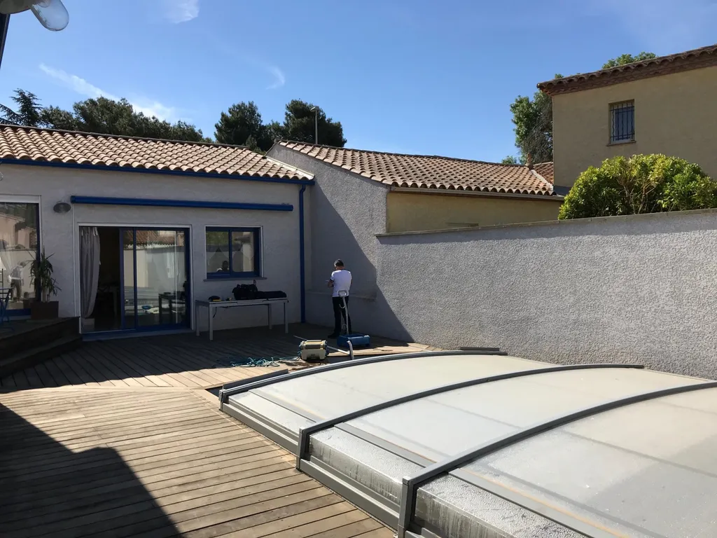Tour de piscine en cascade de pierre à Narbonne dans l’Aude