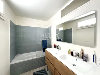 Dans secteur très privilégié de Fourqueux, proche du golf, du Lycée international de Saint -Germain-en-Laye et des accès A13/A14, une jolie maison édifiée sur un terrain de 390 M2.