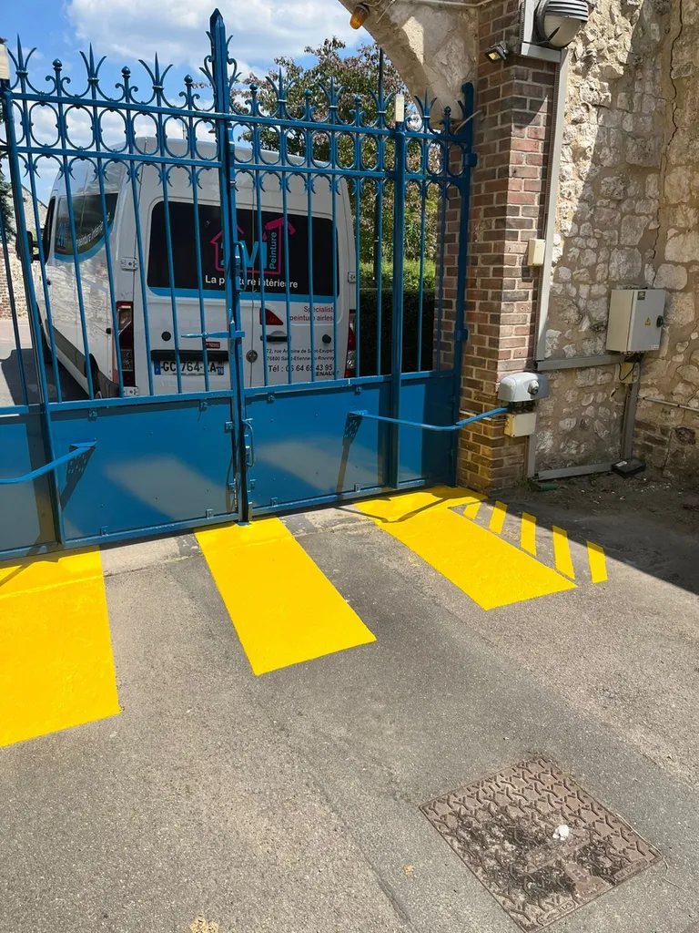 Peinture portail et marquage de sécurité  routière, délimitations places de parking près d'Elbeuf 