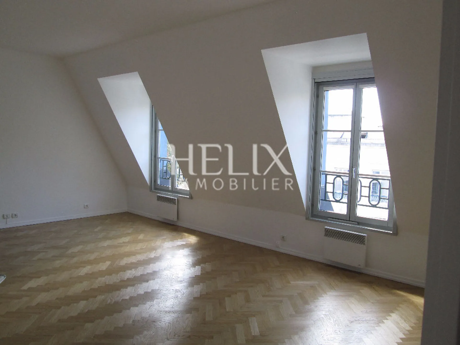 Quartier château un appartement de grand standing avec la vue sur le château de Saint Germain en Laye avec 2 chambres au pied du RER direction Paris La Défense