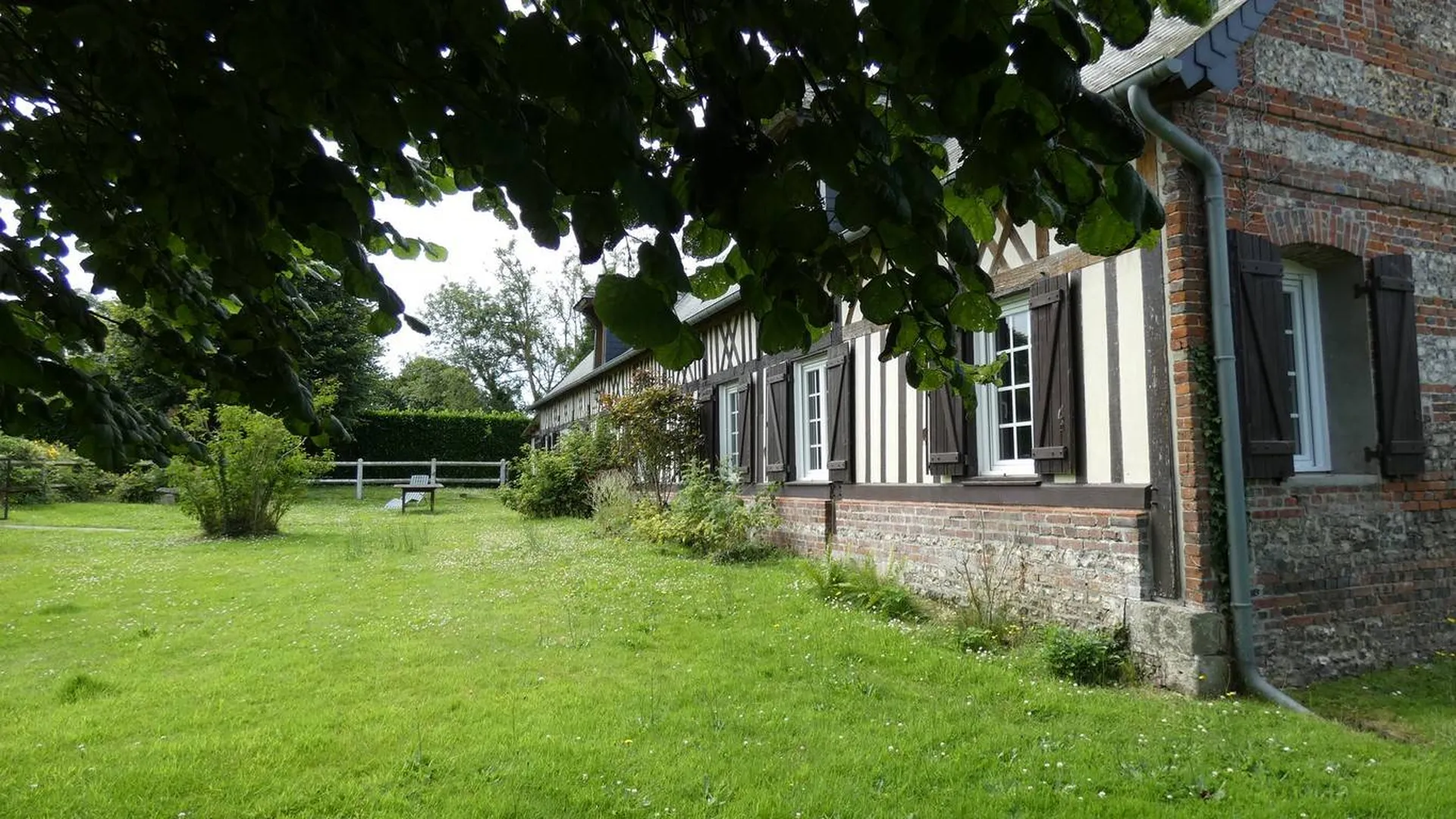 Vends : Longère Normande rénovée, 152m², 6 chambres, jardin de 1500m². Parfait pour une résidence principale ou secondaire à Luneray.