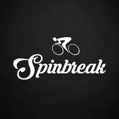 Spinbreak Studio à Bordeaux : un espace moderne et haut de gamme dédié aux cours de vélo en salle (RPM/spinning), conçu pour revitaliser votre corps et votre esprit avec des équipements de qualité et une ambiance dynamique.