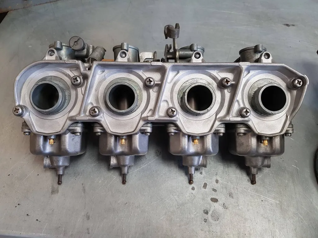 RESTAURATION RAMPE DE CARBURATEUR HONDA CB550 FOUR TOULON