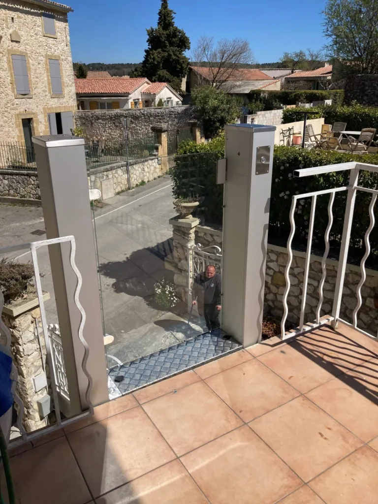 Les équipes Oval'Access se sont chargées de la découpe des volutes pour positionner idéalement cette plateforme verticale près d'aix en Provenve