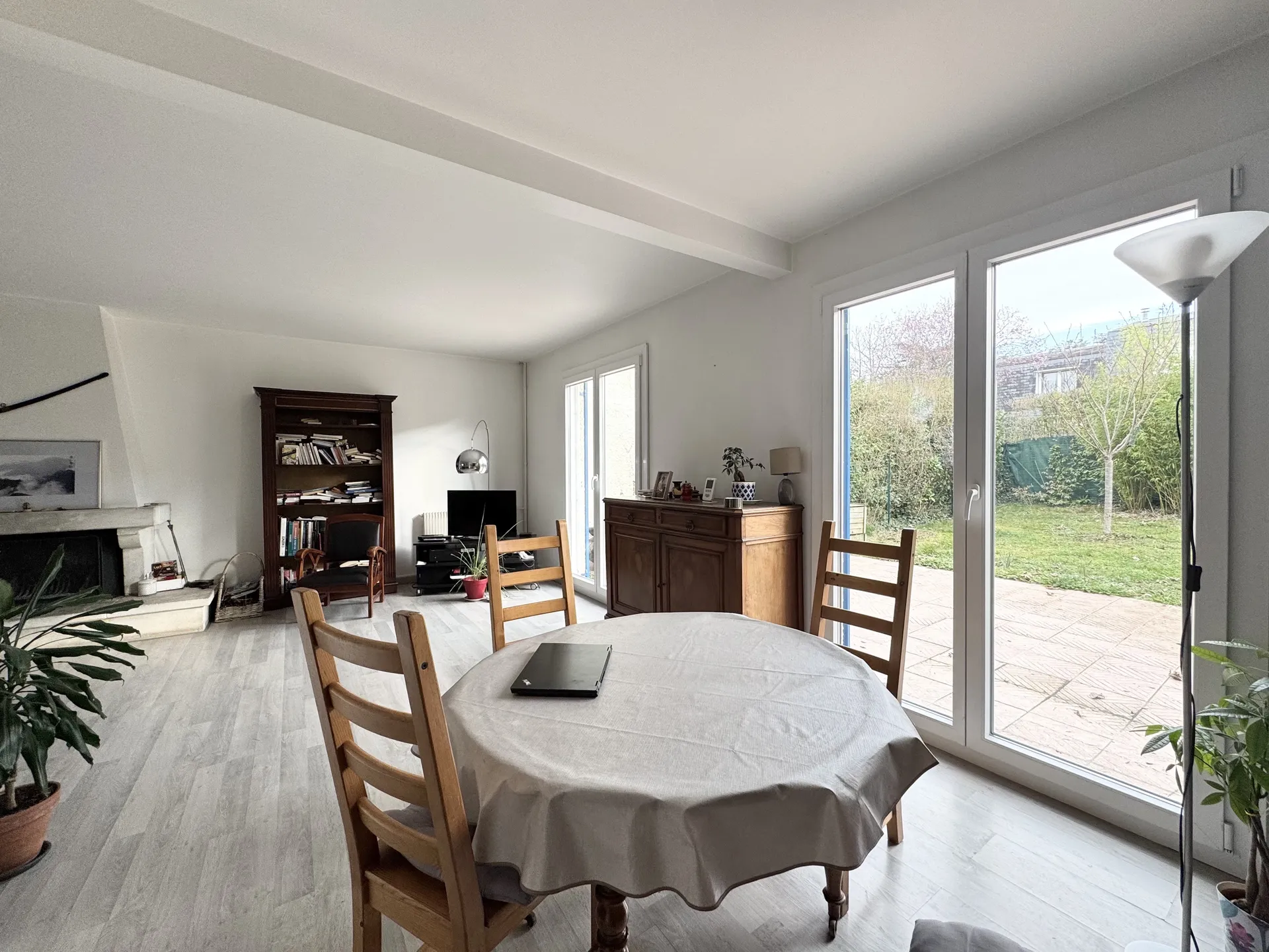 Vue du salon vers l'extérieur d'une maison à Chambourcy en location Location