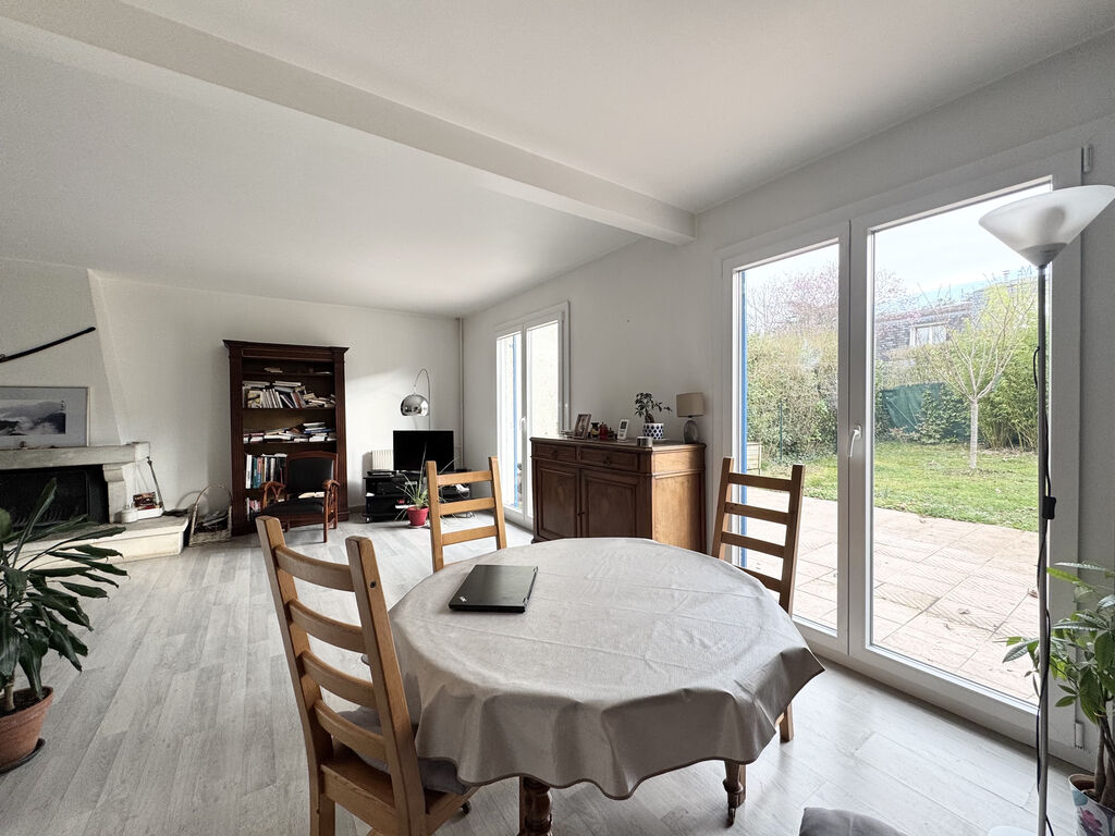 Vue du salon vers l'extérieur d'une maison à Chambourcy en location Location