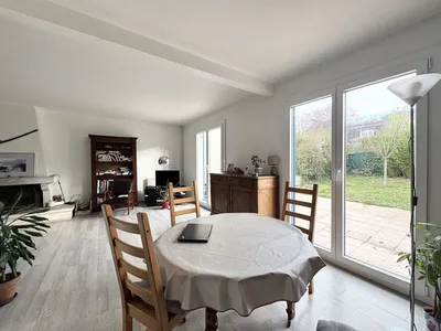 Vue du salon vers l'extérieur d'une maison à Chambourcy en location Location