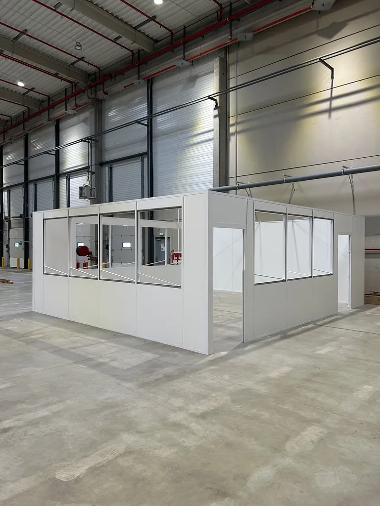 Pose de cloisons amovibles TIASO et cabines ateliers avec plafonds BA13 à Saint-Martin-de-Crau pour SUD TECHNIC TRAVAUX