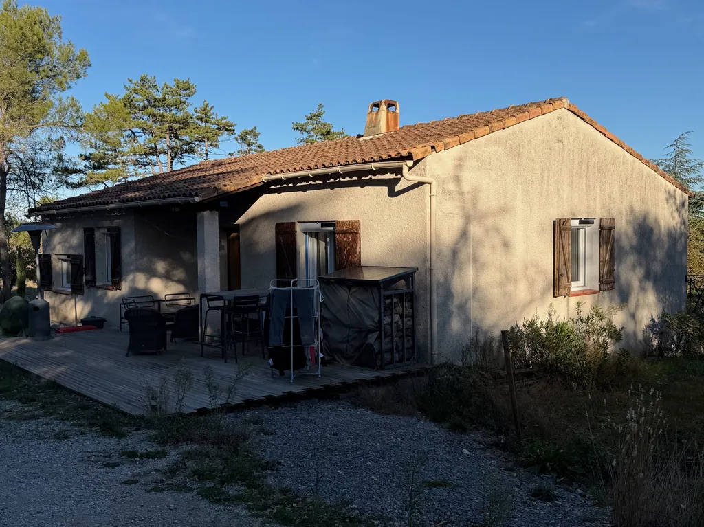 Rénovation des façades d’une maison traditionnelle dans le Domaine de Bonelli à Conqueyrac dans le Gard en finition « Pierre » avec des enduits à la chaux